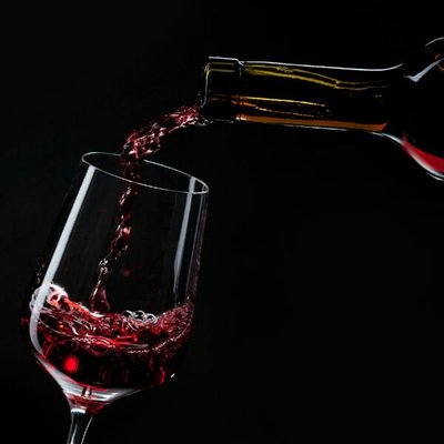 喝红酒应该配什么样的酒杯?