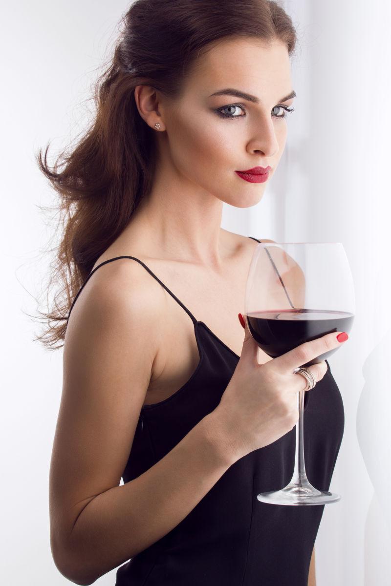 喝红酒的美女图片-漂亮的黑发女人拿着素材-高清图片-摄影照片-寻图免