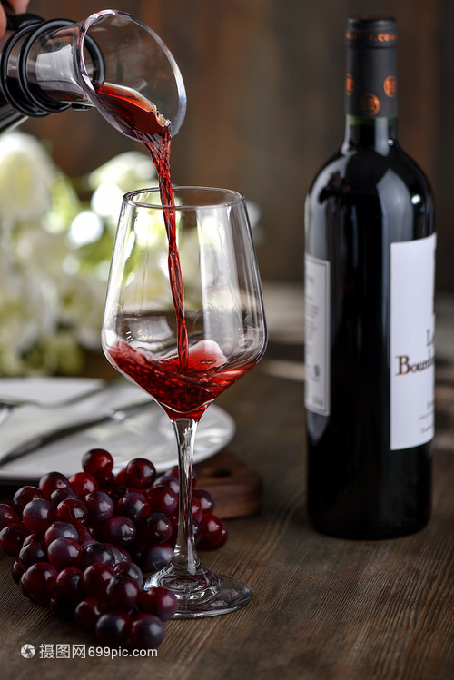 高脚杯与葡萄酒 品味生活的艺术