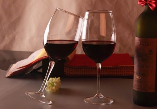 红酒为何只倒三分之一杯?这并非装腔作势,而是深藏智慧