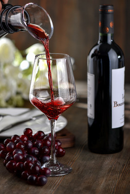 高脚杯中的艺术 一杯红酒的视觉盛宴